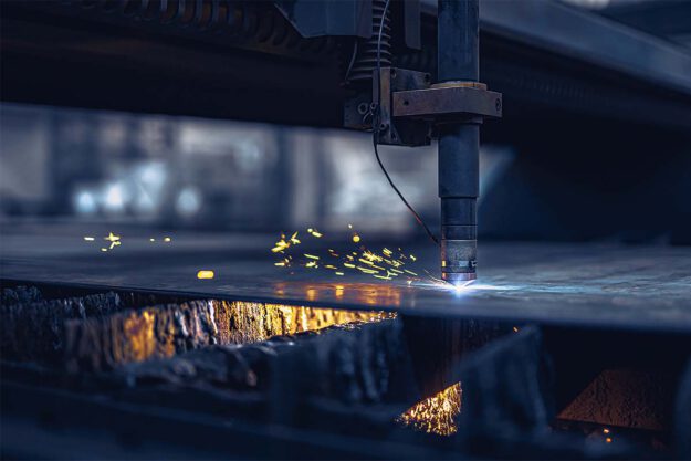 Metallplatte, die geschnitten wird Maschine beim Schneiden von Feinblech