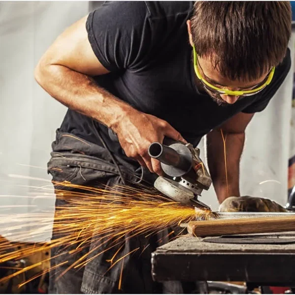 Mann beim Metall Schweißen