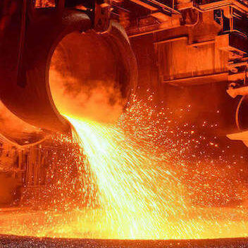 Metall wird während der Metallurgie geschmolzen