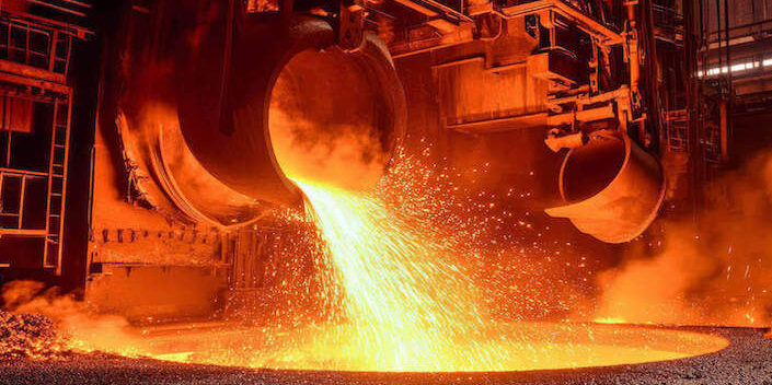 Metall wird während der Metallurgie geschmolzen